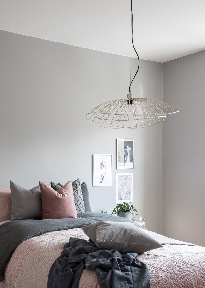 Ray Ø70 Børstet messing Taklampe Fra Globen Lighting - Ray er en metallpendel med en organisk, mykt bølgende form.