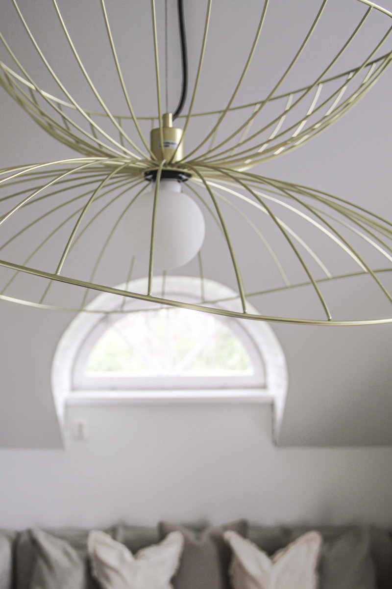 Ray Ø70 Børstet messing Taklampe Fra Globen Lighting - Ray er en metallpendel med en organisk, mykt bølgende form.