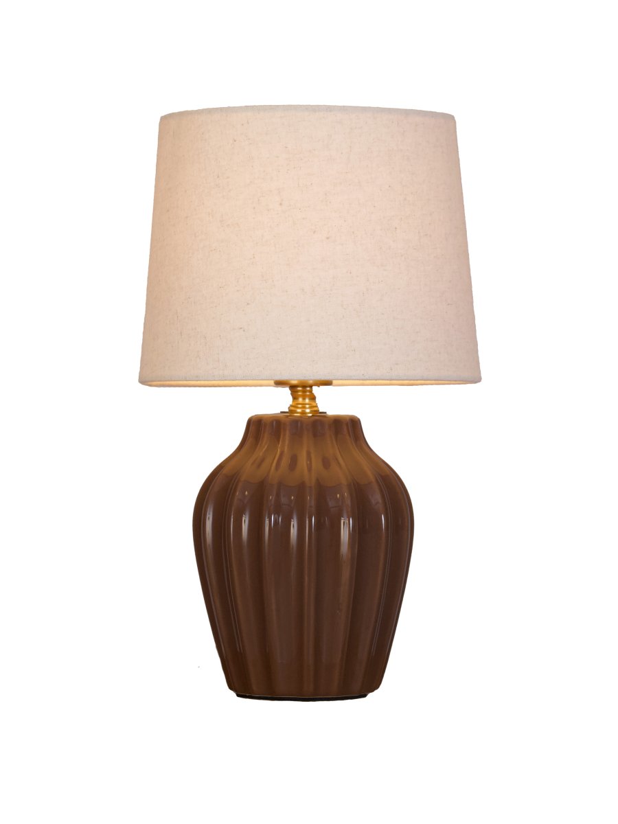 Lyon 32cm Brun bordlampe Fra PR Home - Med sitt stilige og innbydende design passer Lyon like godt p&aring; et sidebord, nattbord eller i et vindu, hvor den blir et dekorativt og stemningsfullt element i b&aring;de klassiske og moderne hjem.