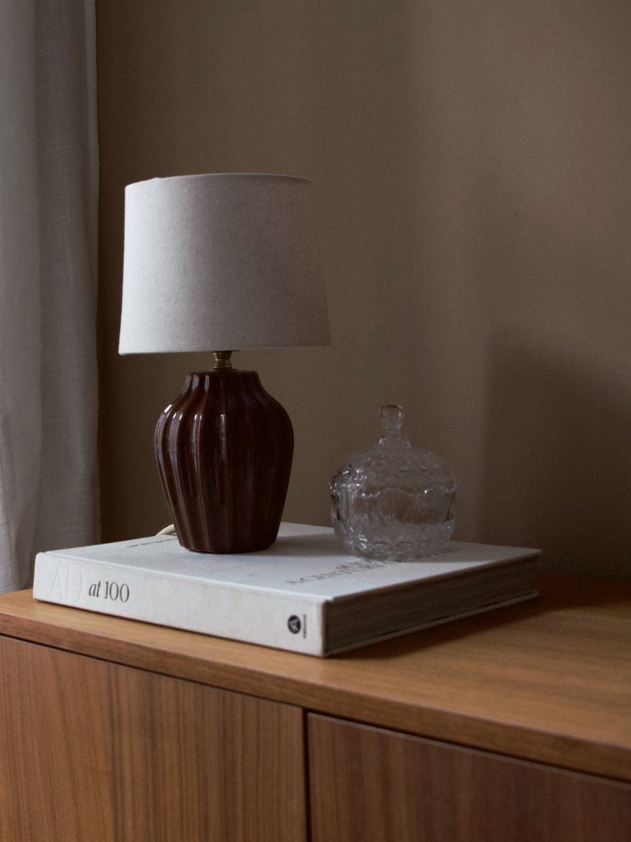 Lyon 32cm Brun bordlampe Fra PR Home - Med sitt stilige og innbydende design passer Lyon like godt p&aring; et sidebord, nattbord eller i et vindu, hvor den blir et dekorativt og stemningsfullt element i b&aring;de klassiske og moderne hjem.