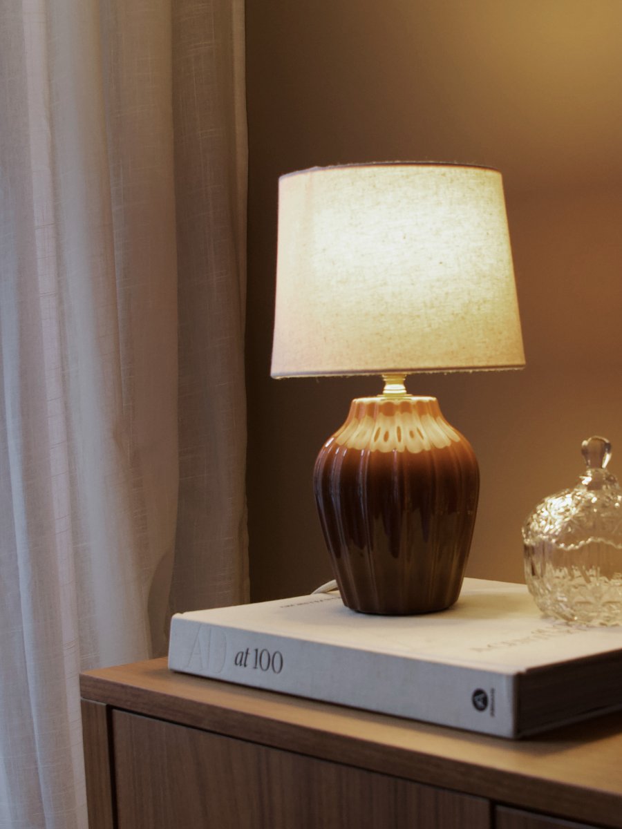 Lyon 32cm Brun bordlampe Fra PR Home - Med sitt stilige og innbydende design passer Lyon like godt p&aring; et sidebord, nattbord eller i et vindu, hvor den blir et dekorativt og stemningsfullt element i b&aring;de klassiske og moderne hjem.