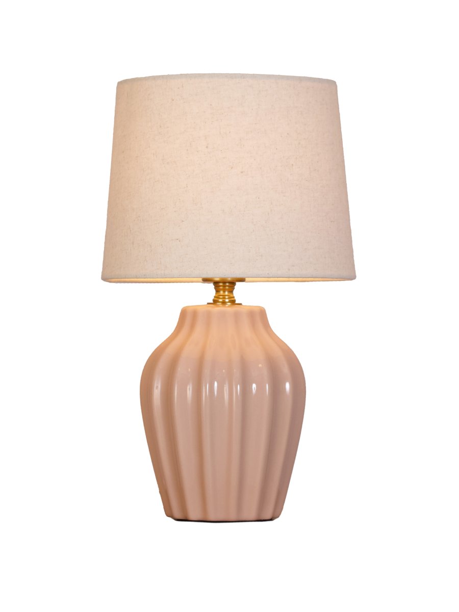 Lyon 32cm Rosa bordlampe Fra PR Home - Med sitt stilige og innbydende design passer Lyon like godt p&aring; et sidebord, nattbord eller i et vindu, hvor den blir et dekorativt og stemningsfullt element i b&aring;de klassiske og moderne hjem.