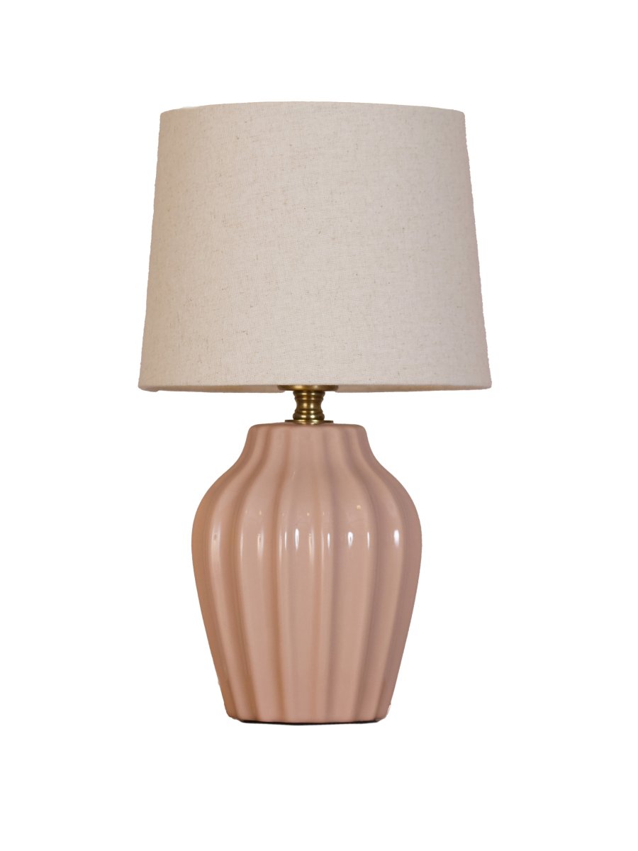 Lyon 32cm Rosa bordlampe Fra PR Home - Med sitt stilige og innbydende design passer Lyon like godt p&aring; et sidebord, nattbord eller i et vindu, hvor den blir et dekorativt og stemningsfullt element i b&aring;de klassiske og moderne hjem.