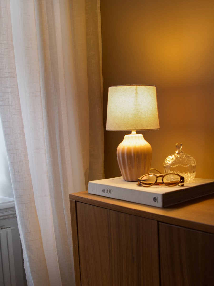 Lyon 32cm Rosa bordlampe Fra PR Home - Med sitt stilige og innbydende design passer Lyon like godt p&aring; et sidebord, nattbord eller i et vindu, hvor den blir et dekorativt og stemningsfullt element i b&aring;de klassiske og moderne hjem.