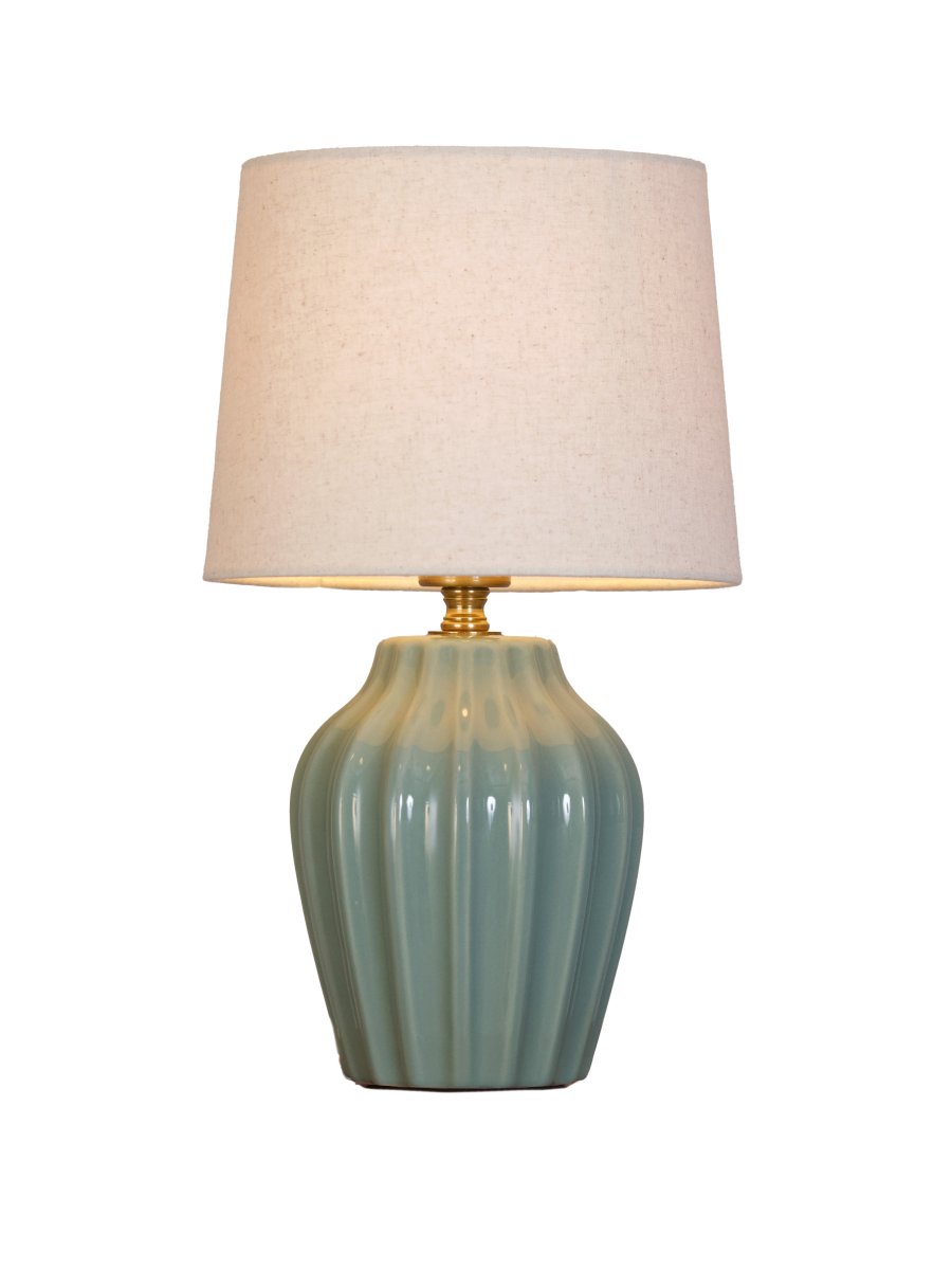 Lyon 32cm Turkis bordlampe Fra PR Home - Med sitt stilige og innbydende design passer Lyon like godt på et sidebord, nattbord eller i et vindu, hvor den blir et dekorativt og stemningsfullt element i både klassiske og moderne hjem.