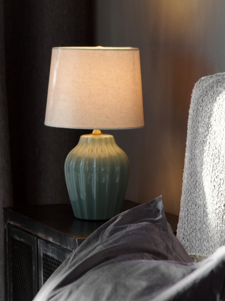 Lyon 32cm Turkis bordlampe Fra PR Home - Med sitt stilige og innbydende design passer Lyon like godt på et sidebord, nattbord eller i et vindu, hvor den blir et dekorativt og stemningsfullt element i både klassiske og moderne hjem.