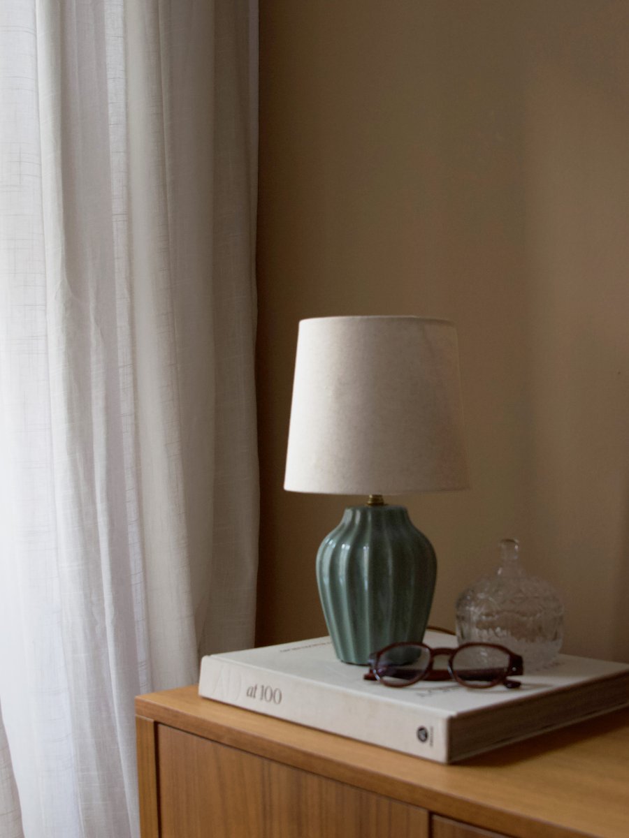 Lyon 32cm Turkis bordlampe Fra PR Home - Med sitt stilige og innbydende design passer Lyon like godt på et sidebord, nattbord eller i et vindu, hvor den blir et dekorativt og stemningsfullt element i både klassiske og moderne hjem.