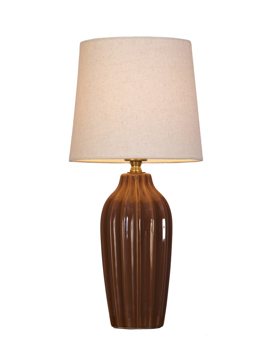 Lyon 40cm Brun bordlampe Fra PR Home - Med sitt stilige og innbydende design passer Lyon like godt p&aring; et sidebord, nattbord eller i et vindu, hvor den blir et dekorativt og stemningsfullt element i b&aring;de klassiske og moderne hjem.