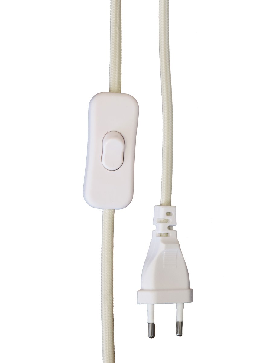 Lyon 40cm Brun bordlampe Fra PR Home - Med sitt stilige og innbydende design passer Lyon like godt p&aring; et sidebord, nattbord eller i et vindu, hvor den blir et dekorativt og stemningsfullt element i b&aring;de klassiske og moderne hjem.