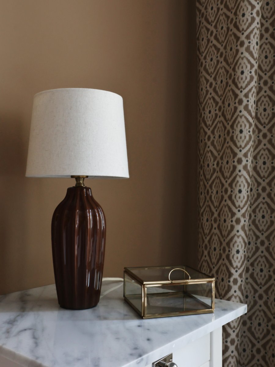 Lyon 40cm Brun bordlampe Fra PR Home - Med sitt stilige og innbydende design passer Lyon like godt p&aring; et sidebord, nattbord eller i et vindu, hvor den blir et dekorativt og stemningsfullt element i b&aring;de klassiske og moderne hjem.