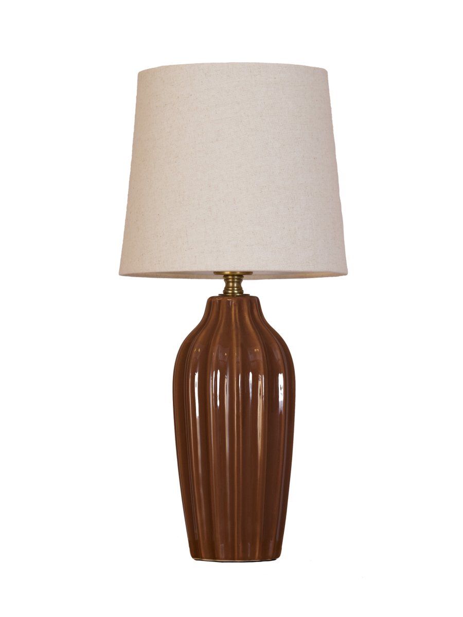 Lyon 40cm Brun bordlampe Fra PR Home - Med sitt stilige og innbydende design passer Lyon like godt p&aring; et sidebord, nattbord eller i et vindu, hvor den blir et dekorativt og stemningsfullt element i b&aring;de klassiske og moderne hjem.
