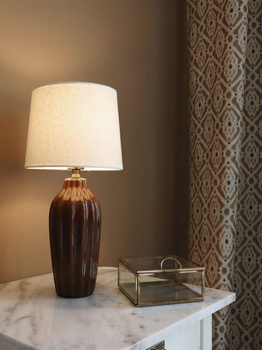 Lyon 40cm Brun bordlampe Fra PR Home - Med sitt stilige og innbydende design passer Lyon like godt p&aring; et sidebord, nattbord eller i et vindu, hvor den blir et dekorativt og stemningsfullt element i b&aring;de klassiske og moderne hjem.