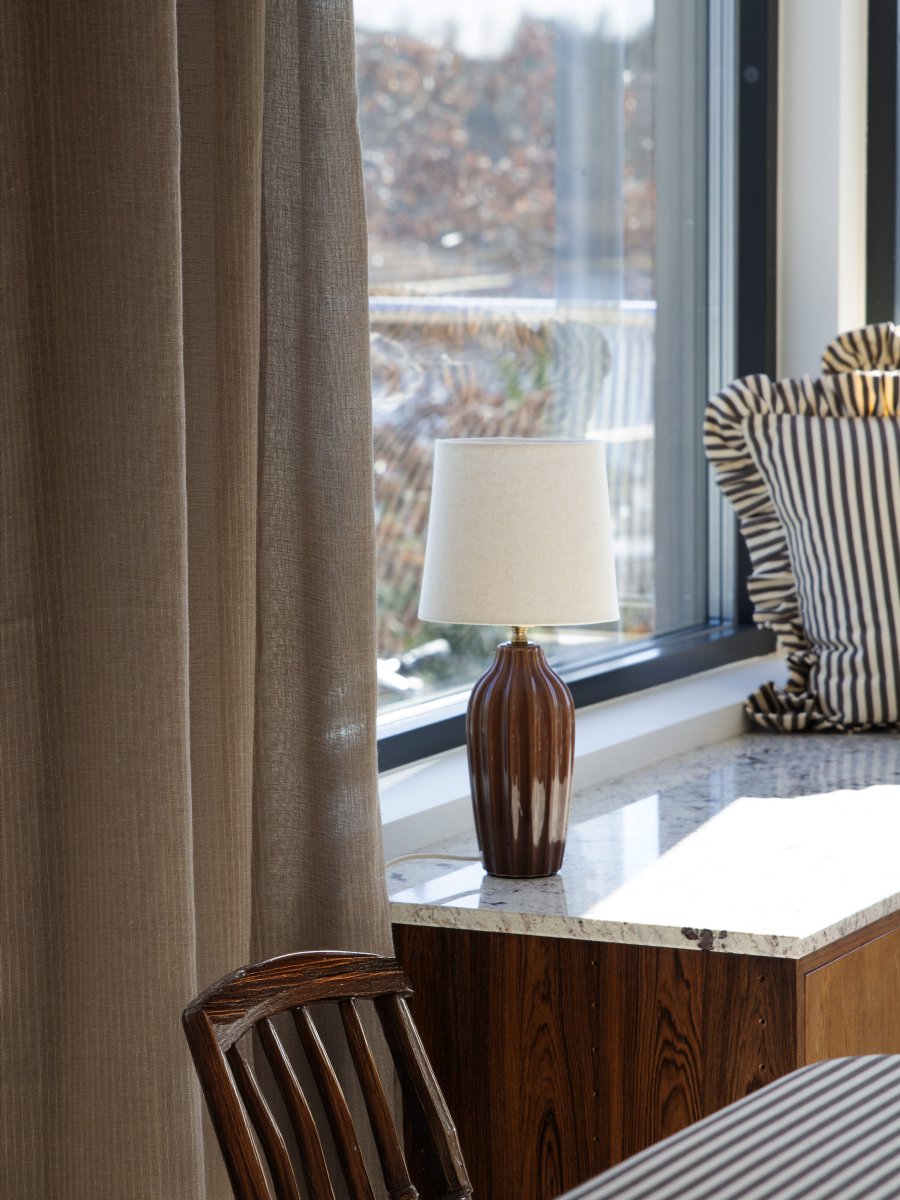 Lyon 40cm Brun bordlampe Fra PR Home - Med sitt stilige og innbydende design passer Lyon like godt p&aring; et sidebord, nattbord eller i et vindu, hvor den blir et dekorativt og stemningsfullt element i b&aring;de klassiske og moderne hjem.