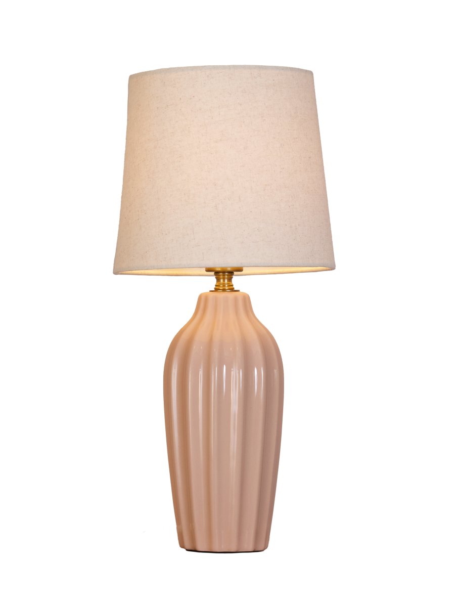 Lyon 40cm Rosa bordlampe Fra PR Home - Med sitt stilige og innbydende design passer Lyon like godt på et sidebord, nattbord eller i et vindu, hvor den blir et dekorativt og stemningsfullt element i både klassiske og moderne hjem.