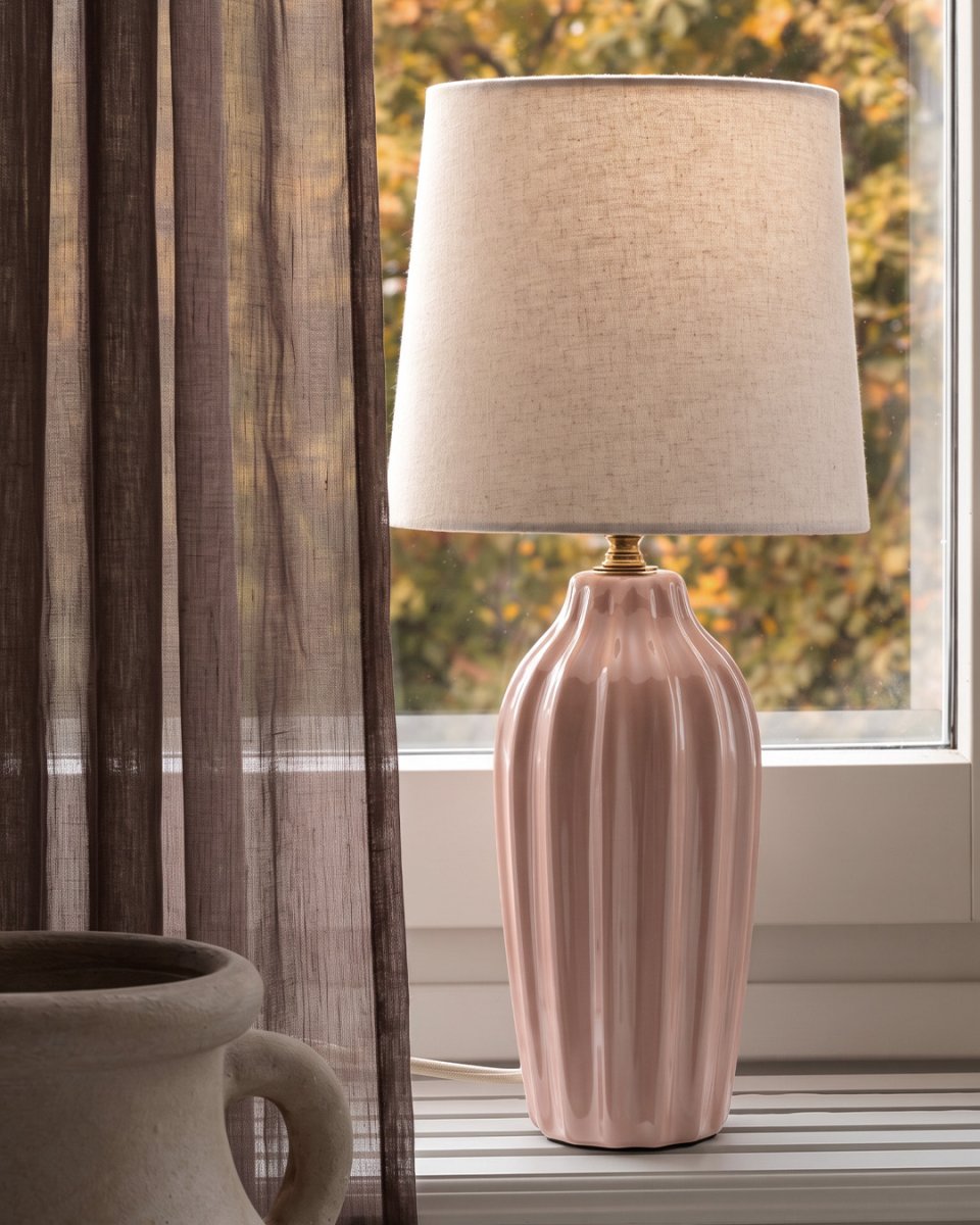 Lyon 40cm Rosa bordlampe Fra PR Home - Med sitt stilige og innbydende design passer Lyon like godt på et sidebord, nattbord eller i et vindu, hvor den blir et dekorativt og stemningsfullt element i både klassiske og moderne hjem.