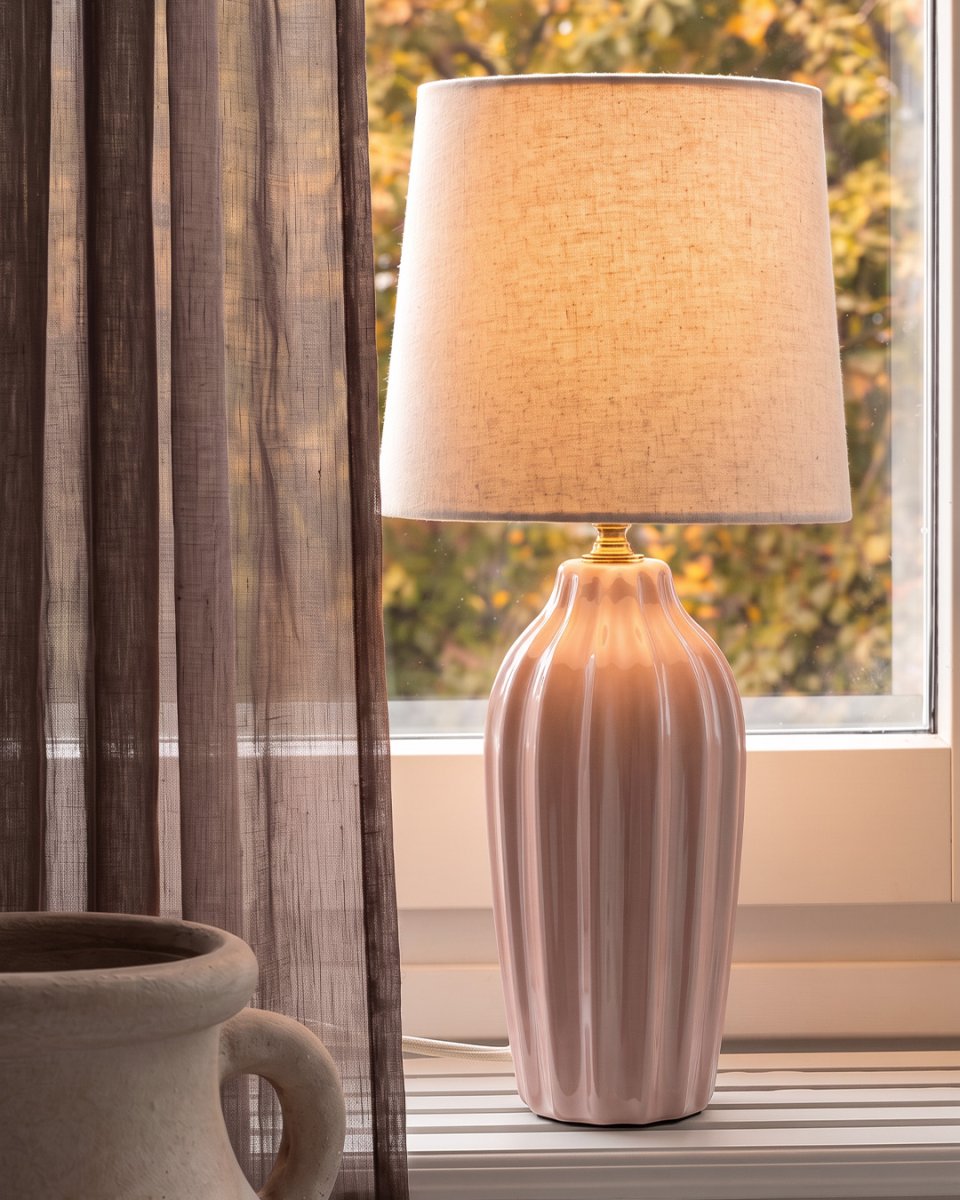 Lyon 40cm Rosa bordlampe Fra PR Home - Med sitt stilige og innbydende design passer Lyon like godt på et sidebord, nattbord eller i et vindu, hvor den blir et dekorativt og stemningsfullt element i både klassiske og moderne hjem.