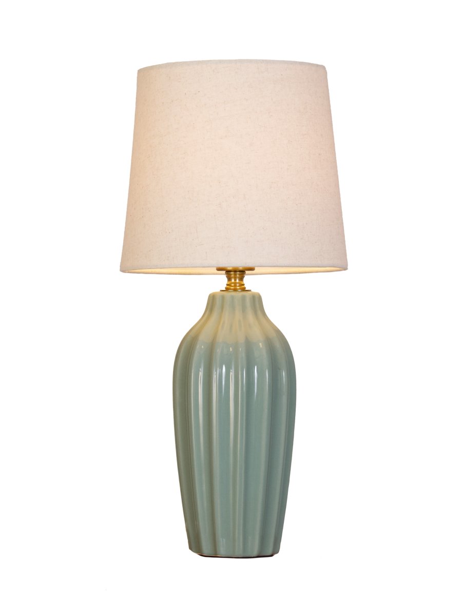 Lyon 40cm Turkis bordlampe Fra PR Home - Med sitt stilige og innbydende design passer Lyon like godt p&aring; et sidebord, nattbord eller i et vindu, hvor den blir et dekorativt og stemningsfullt element i b&aring;de klassiske og moderne hjem.