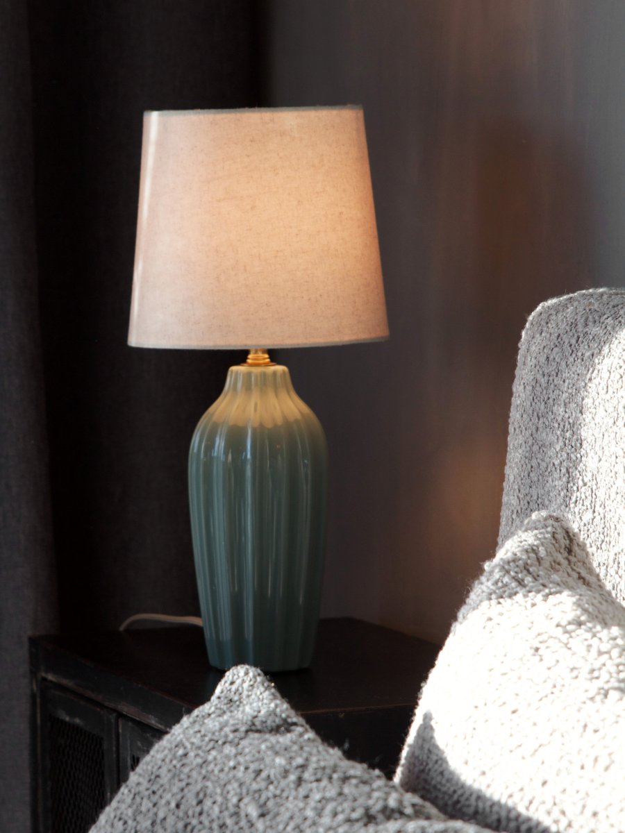 Lyon 40cm Turkis bordlampe Fra PR Home - Med sitt stilige og innbydende design passer Lyon like godt p&aring; et sidebord, nattbord eller i et vindu, hvor den blir et dekorativt og stemningsfullt element i b&aring;de klassiske og moderne hjem.