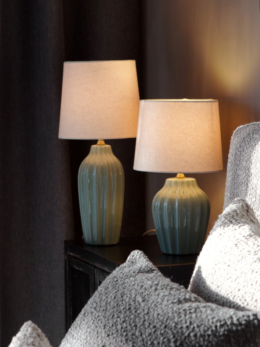 Lyon 40cm Turkis bordlampe Fra PR Home - Med sitt stilige og innbydende design passer Lyon like godt p&aring; et sidebord, nattbord eller i et vindu, hvor den blir et dekorativt og stemningsfullt element i b&aring;de klassiske og moderne hjem.