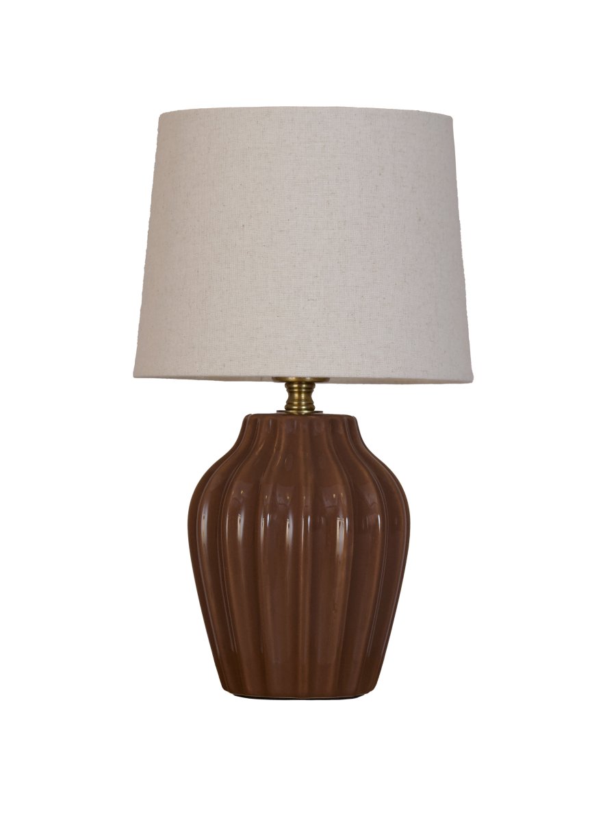 Lyon 32cm Brun bordlampe Fra PR Home - Med sitt stilige og innbydende design passer Lyon like godt p&aring; et sidebord, nattbord eller i et vindu, hvor den blir et dekorativt og stemningsfullt element i b&aring;de klassiske og moderne hjem.