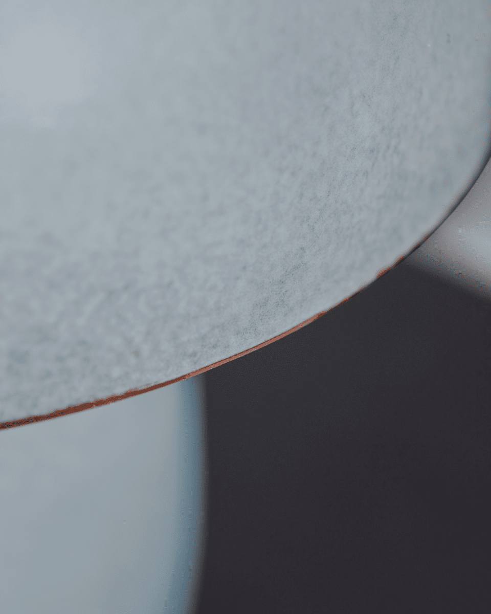 Moss 30cm Grå bordlampe Fra House Doctor - Nyt den myke, omgivende gløden ved å plassere bordlampen på en skjenk eller et sidebord fordi den også fokuserer på den skulpturelle appellen.