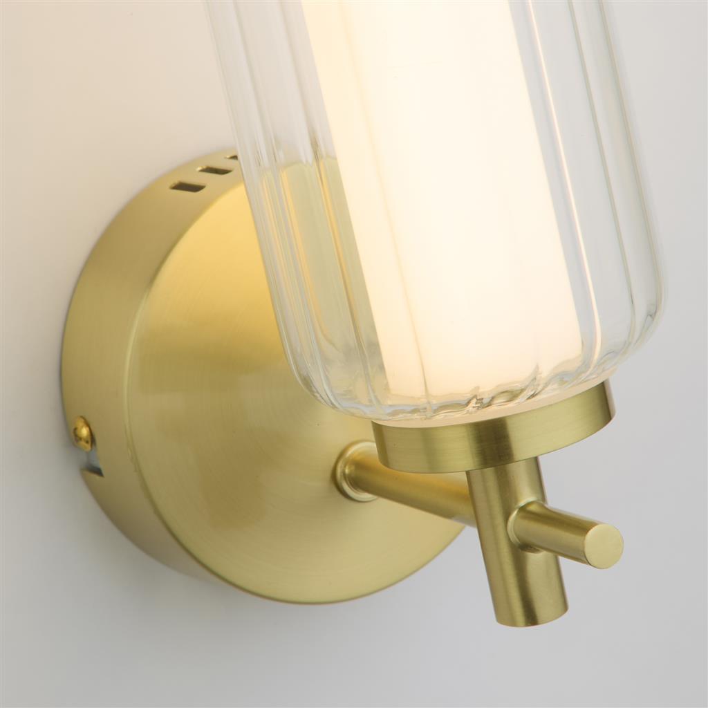 Mod 32cm Messing vegglampe Fra Searchlight - Inne i skjermen er det en opal diffuser som gir et mykt, jevnt og blendfritt lys i rommet.
