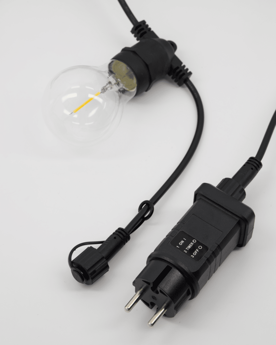 Light Lysslynge 8m Svart Fra House Doctor - Hver lampe har en E27-sokkel med maksimalt 0,5W LED, noe som gj&oslash;r dem energieffektive og perfekte for &aring; skape en varm atmosf&aelig;re.