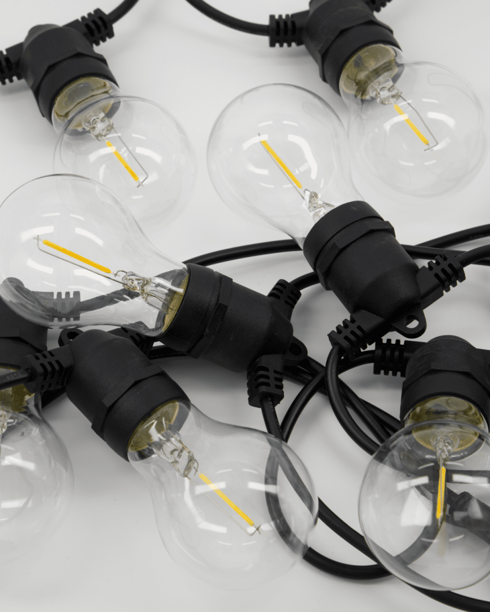 Light Lysslynge 8m Svart Fra House Doctor - Hver lampe har en E27-sokkel med maksimalt 0,5W LED, noe som gj&oslash;r dem energieffektive og perfekte for &aring; skape en varm atmosf&aelig;re.