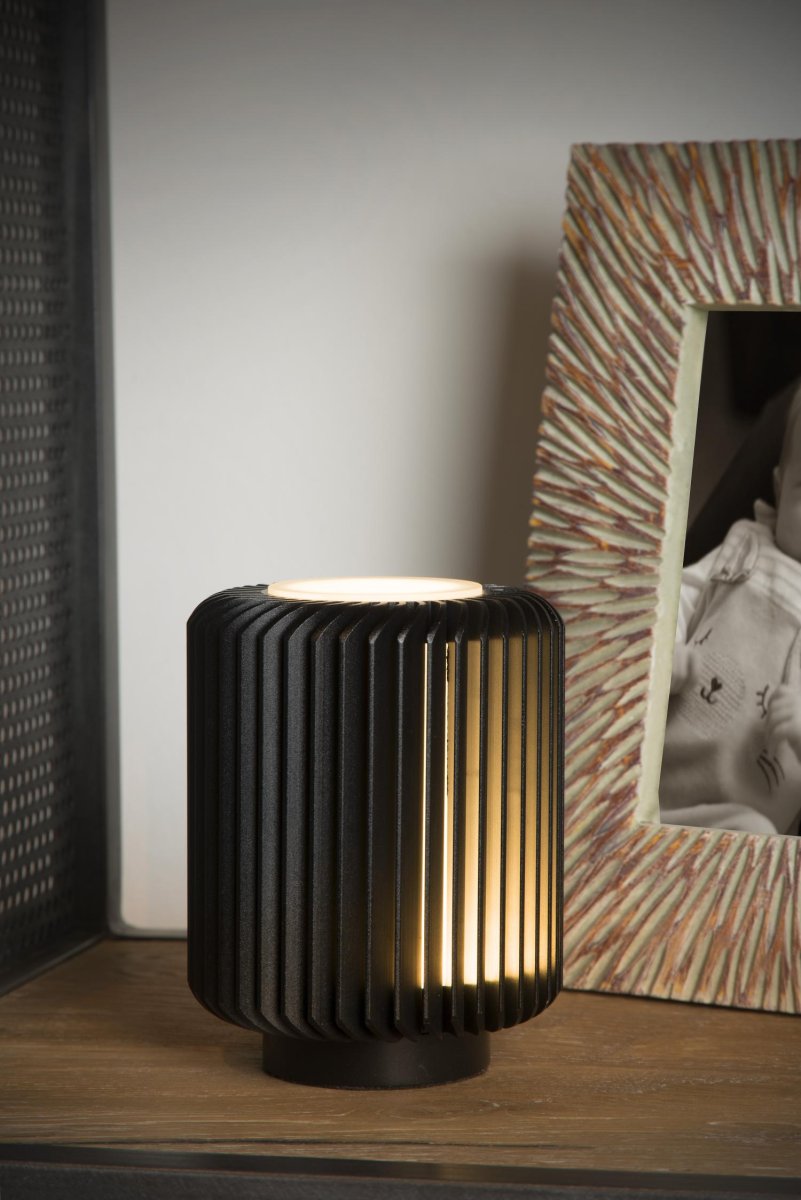 Turbin 14cm Svart bordlampe Fra Lucide - Denne sjarmerende bordlampen er en moderne sylinder som er knapt 10 centimeter bred, lang og høy.