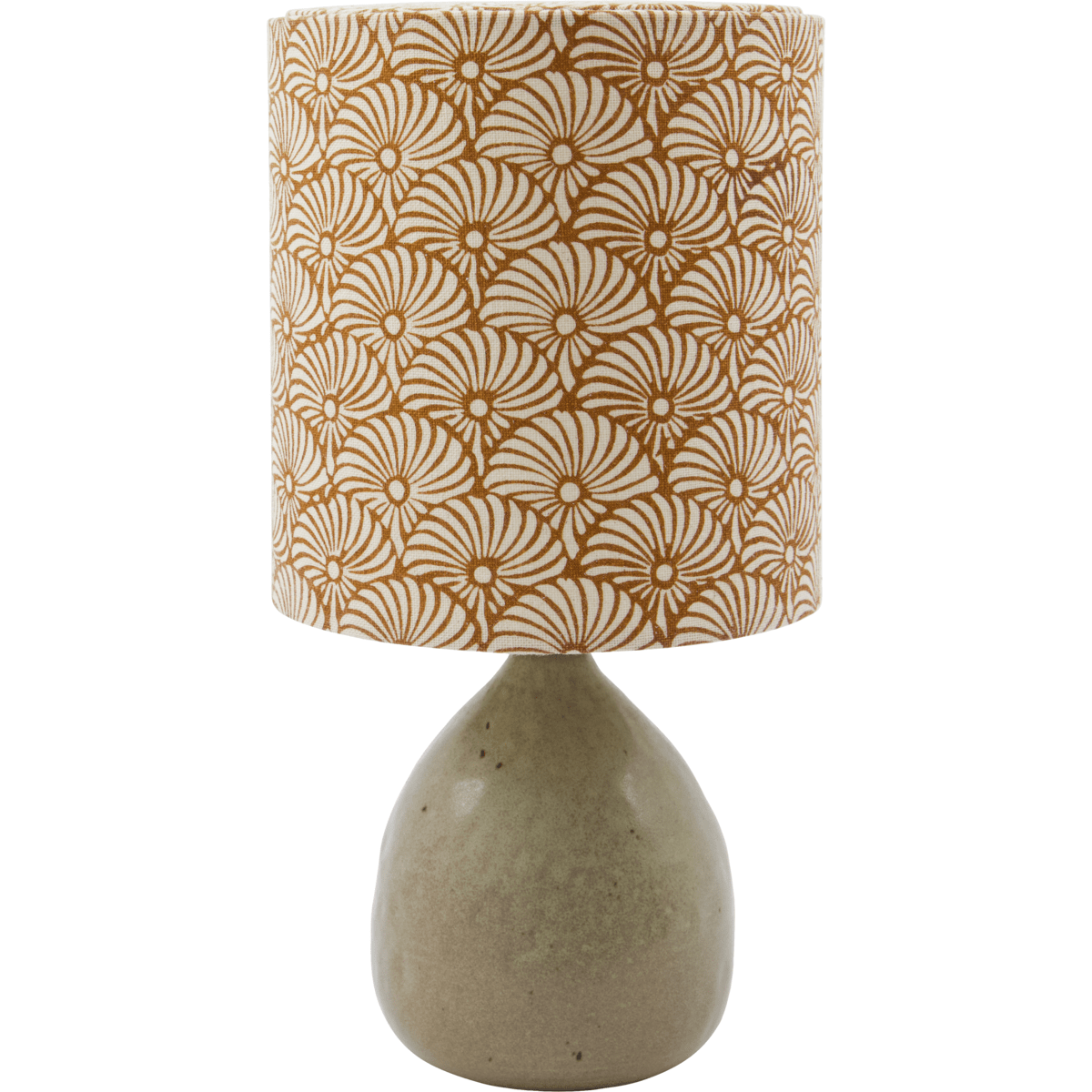 Flores 30cm Sand bordlampe Fra House Doctor - Den har en sandfarget keramisk base og en linlampeskjerm utsmykket med håndtrykte sand- og brune viftemotiver, som på en vakker måte balanserer en moderne og koselig estetikk.
