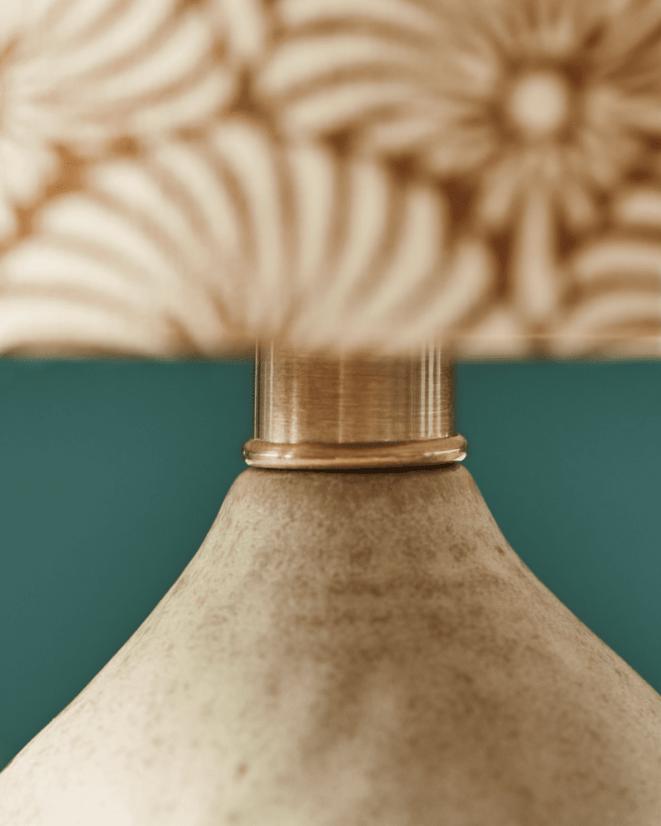Flores 30cm Sand bordlampe Fra House Doctor - Den har en sandfarget keramisk base og en linlampeskjerm utsmykket med håndtrykte sand- og brune viftemotiver, som på en vakker måte balanserer en moderne og koselig estetikk.