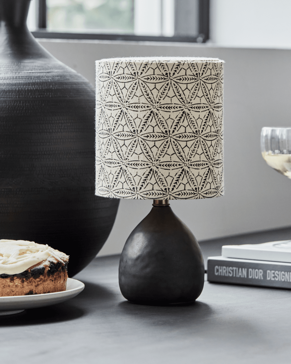 Flores 30cm Svart bordlampe Fra House Doctor - Perfekt for å skape en koselig atmosfære for nattbord, sidebord eller konsoller, denne lampen balanserer moderne stil med en innbydende atmosfære.
