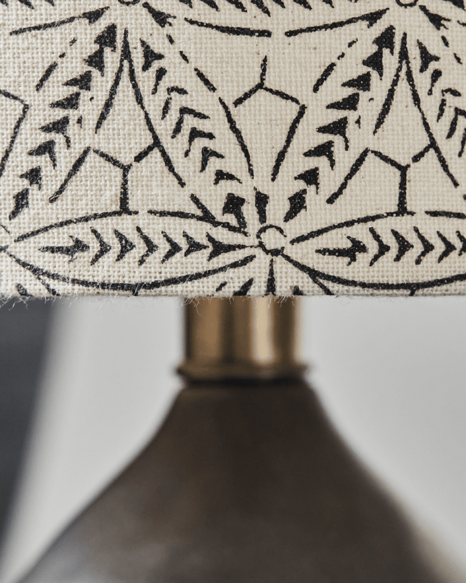 Flores 30cm Svart bordlampe Fra House Doctor - Perfekt for å skape en koselig atmosfære for nattbord, sidebord eller konsoller, denne lampen balanserer moderne stil med en innbydende atmosfære.