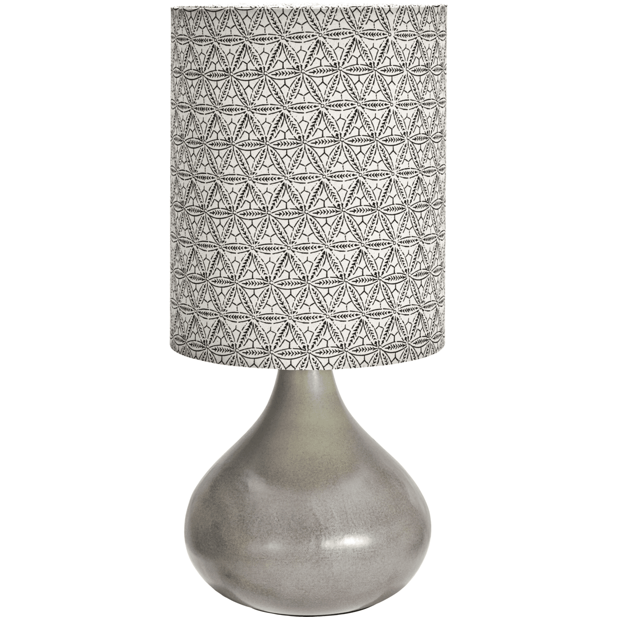 Florie 60cm Sand bordlampe Fra House Doctor - Den keramiske basen i en beroligende sandskygge gir et stabilt og elegant fundament, mens lampeskjermen i lin viser et håndtrykt svart etnisk mønster for en unik og kunstnerisk følelse.