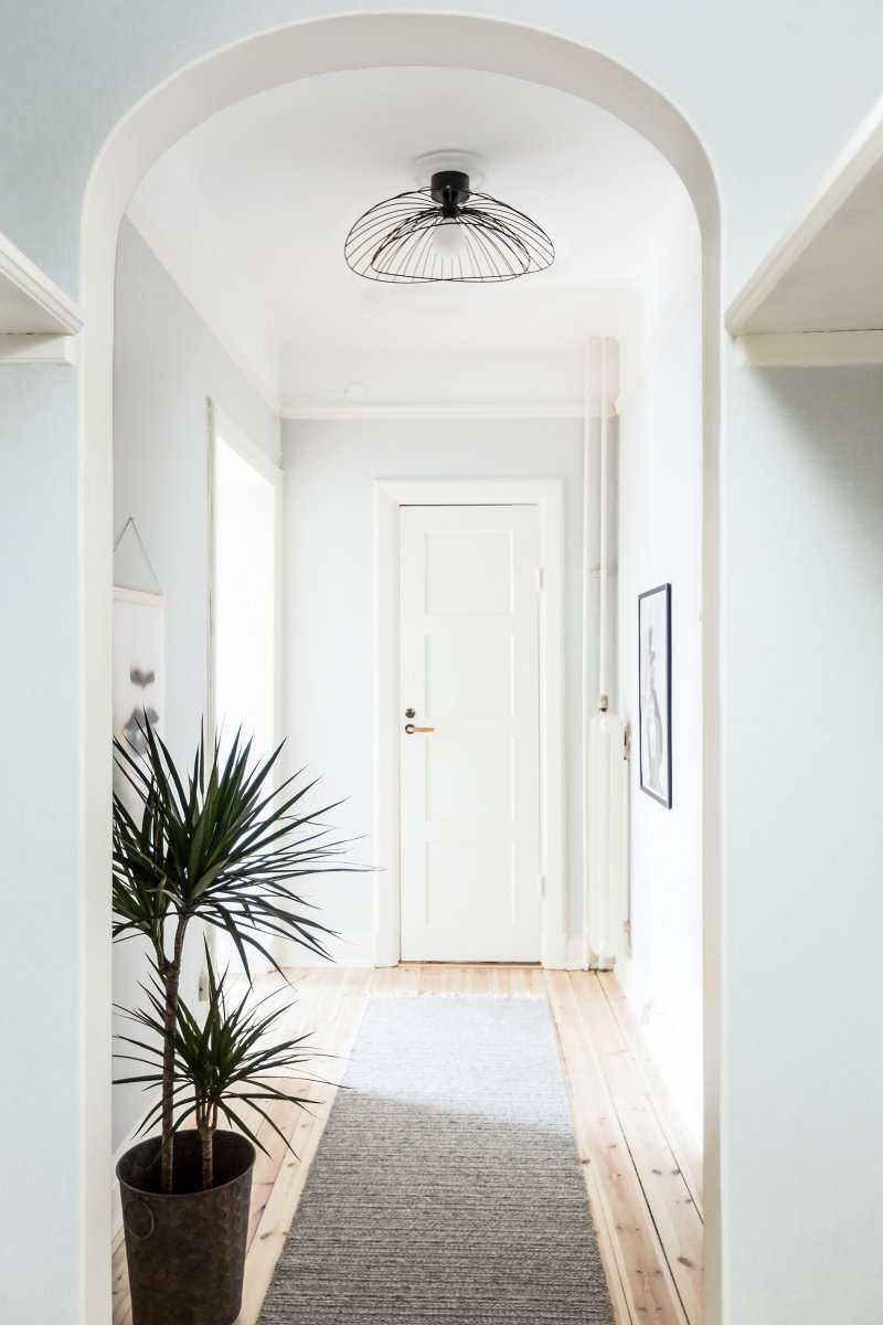 Ray Ø60 Svart vegglampe Fra Globen Lighting - Lampen kan monteres b&aring;de i taket og p&aring; veggen, noe som gj&oslash;r den fleksibel i bruk.