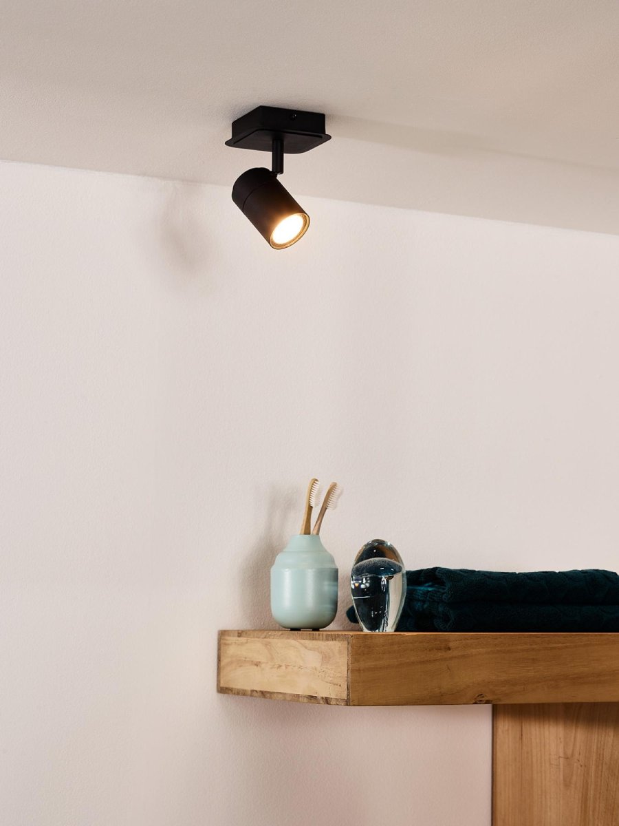 Lennert 12cm Svart baderomslampe Fra Lucide - Koble lampen til en kompatibel dimmer og juster lysstyrken for å skape den rette atmosfæren, enten det er tidlig morgen eller sent på kvelden.