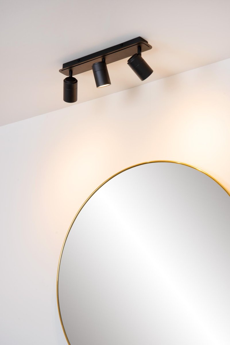 Lennert 40cm Svart baderomslampe Fra Lucide - Koble lampen til en kompatibel dimmer og juster lysstyrken for &aring; skape den rette atmosf&aelig;ren, enten det er tidlig morgen eller sent p&aring; kvelden.