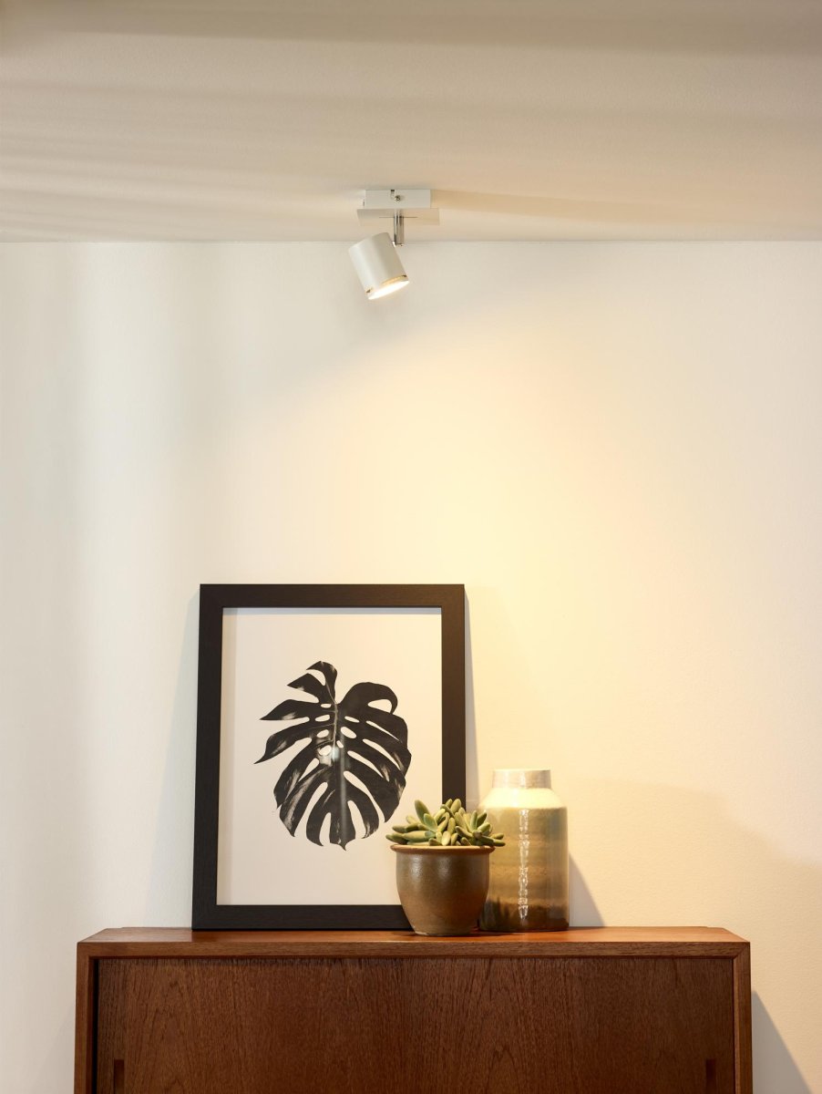 Rilou Hvit spotlight Fra Lucide - Rilou er utstyrt med en 4,5W - varmhvit - 3000 Kelvin - energieffektiv - dimbar - LED-lyskilde.