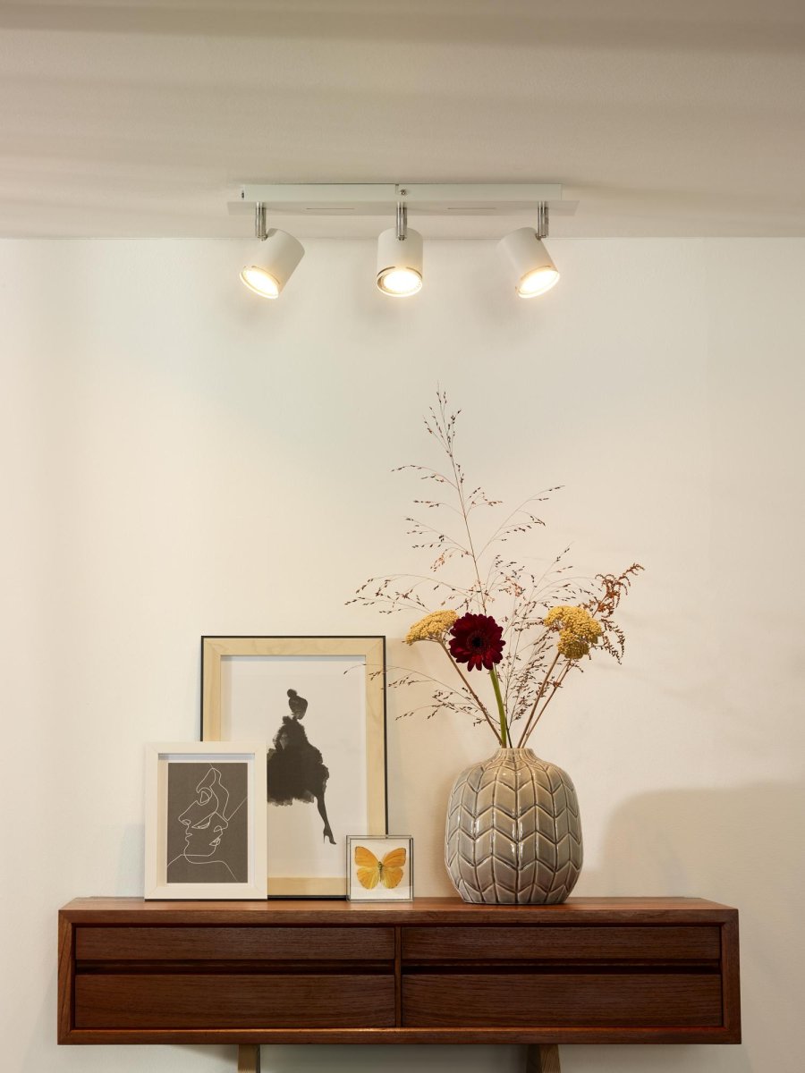 Rilou 3 Hvit spotlight Fra Lucide - Rilou er utstyrt med en 4,5W - varmhvit - 3000 Kelvin - energieffektiv - dimbar - LED-lyskilde.