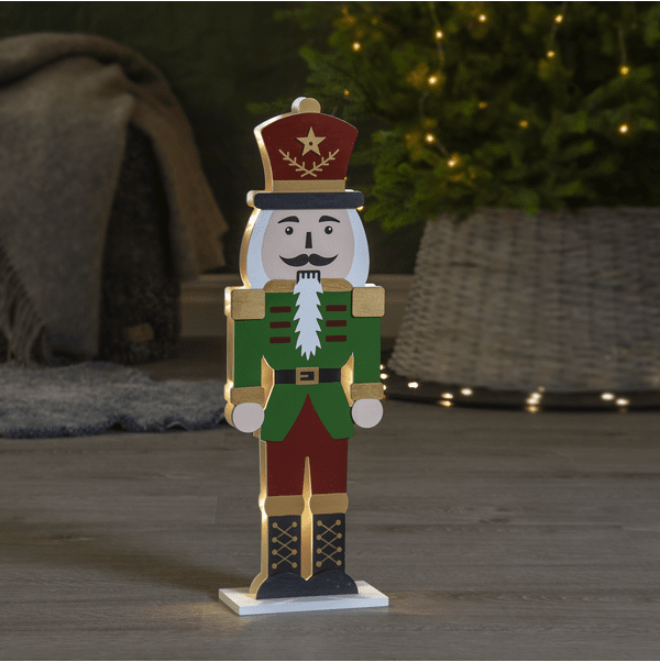 Nutcracker 52cm Flerfarget Fra Star Trading - Sm&aring; LED-lys lyser mellom de to puslespillsk&aring;rne silhuettene, en foran og en bak.