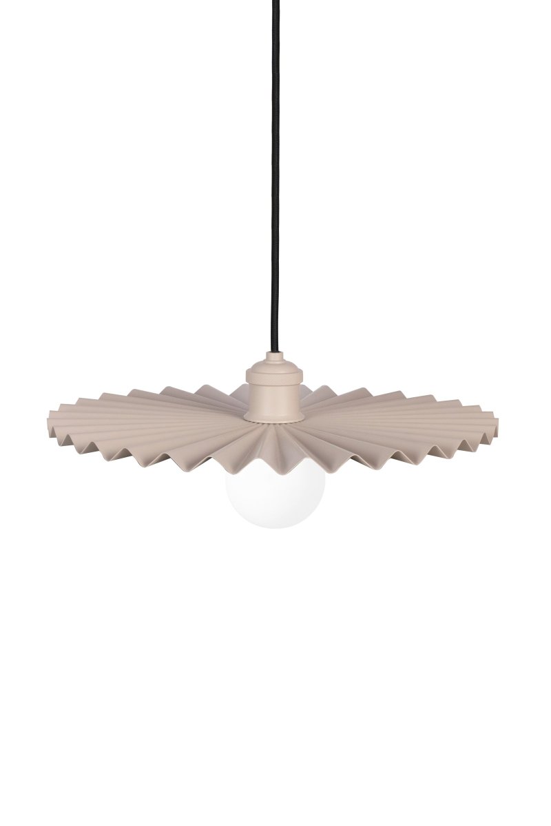 Omega Ø50 Beige Taklampe Fra Globen Lighting - Omega-anhenget tar ledelsen og skiller seg ut i et rom med sin foldede og beigefargede metallskjerm.