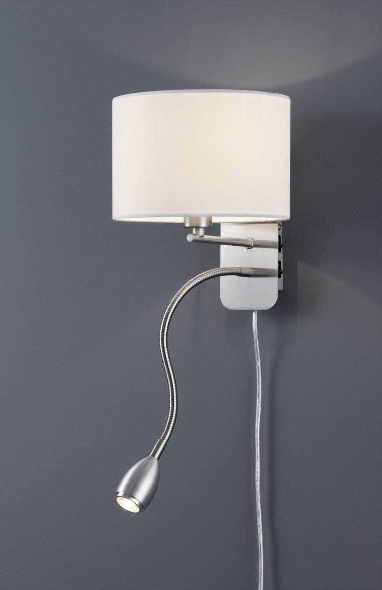 Hotel 23cm Sølv leselampe Fra Trio Lighting - Den elegante fargekombinasjonen av matt nikkel og hvit gj&oslash;r den enkel &aring; matche med ulike interi&oslash;rstiler, noe som gj&oslash;r den til et perfekt alternativ til den klassiske nattbordslampen.