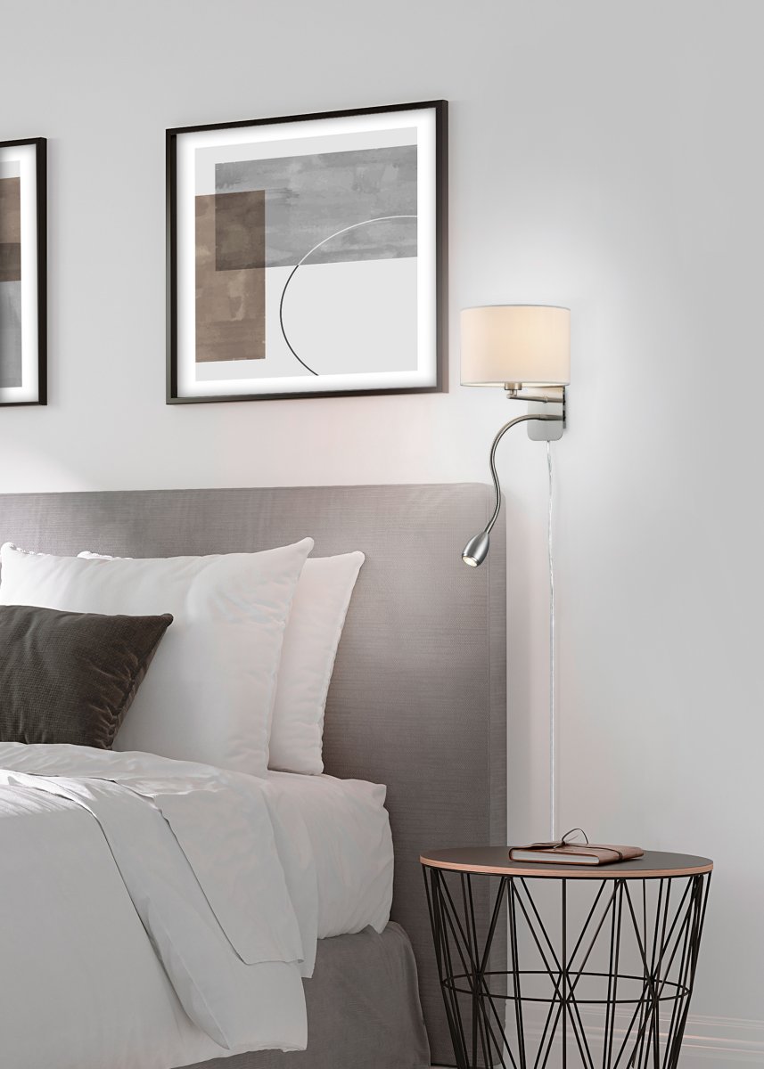 Hotel 23cm Sølv leselampe Fra Trio Lighting - Den elegante fargekombinasjonen av matt nikkel og hvit gj&oslash;r den enkel &aring; matche med ulike interi&oslash;rstiler, noe som gj&oslash;r den til et perfekt alternativ til den klassiske nattbordslampen.