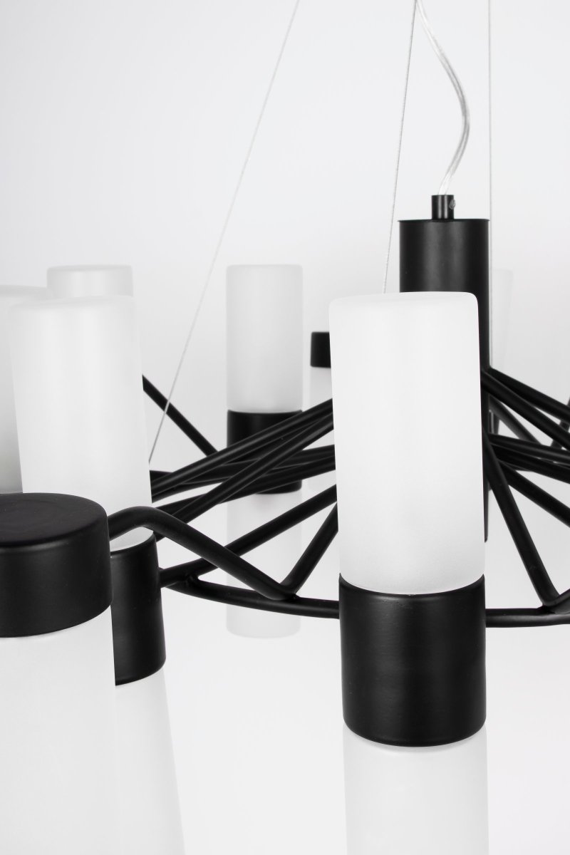 Santa Maria Ø90 Svart Taklampe Fra Globen Lighting - Lampen er laget av matt sortlakkert metall og har 30 glasskupler i frostet glass, noe som gjør at vakre lyspunkter er synlige gjennom glasset når lampen er slått på.