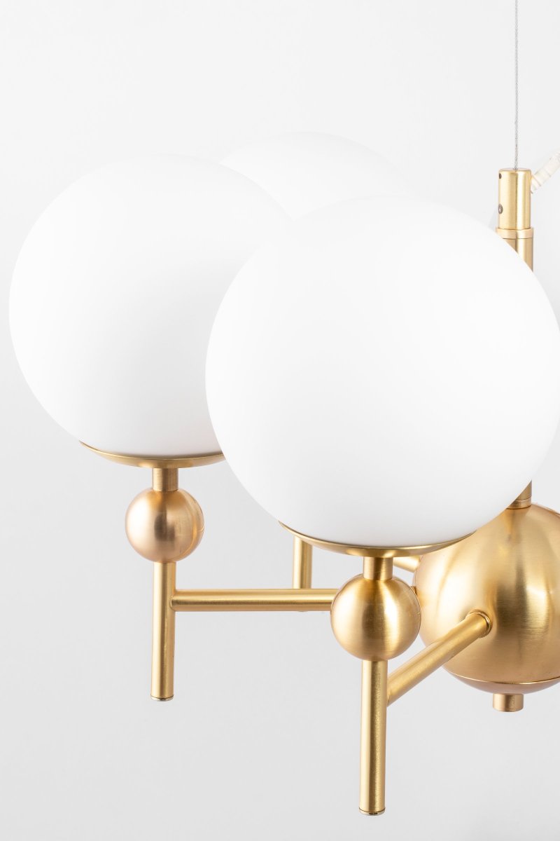 Astrid Ø50 Børstet messing Taklampe Fra Globen Lighting - Astrid er et klassisk anheng med matt hvitt glass og b&oslash;rstet messingfarget metall.