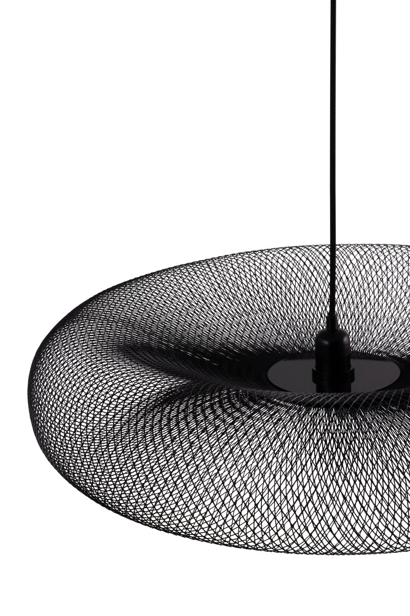 Torus Ø65 Svart Taklampe Fra Globen Lighting - Torus &auml;r en luftig och mjuk pendel tillverkad av galvaniserat svart metalln&auml;t.