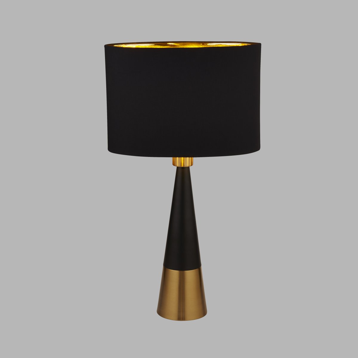 Chloe 40cm Matt svart bordlampe Fra Searchlight - Denne moderne bordlampen utstråler eleganse med sin koniske design og luksuriøse kombinasjon av svart og gull.