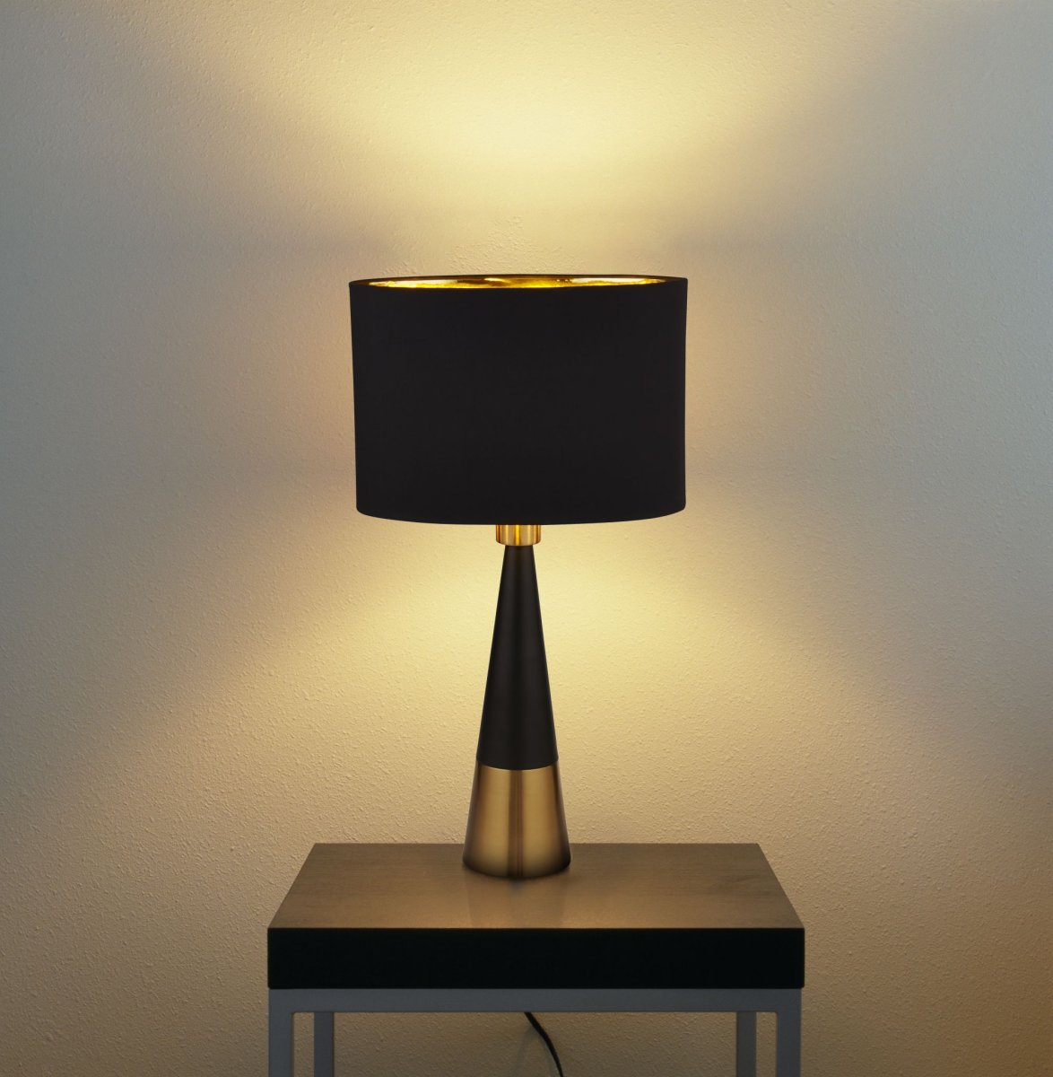 Chloe 40cm Matt svart bordlampe Fra Searchlight - Denne moderne bordlampen utstråler eleganse med sin koniske design og luksuriøse kombinasjon av svart og gull.