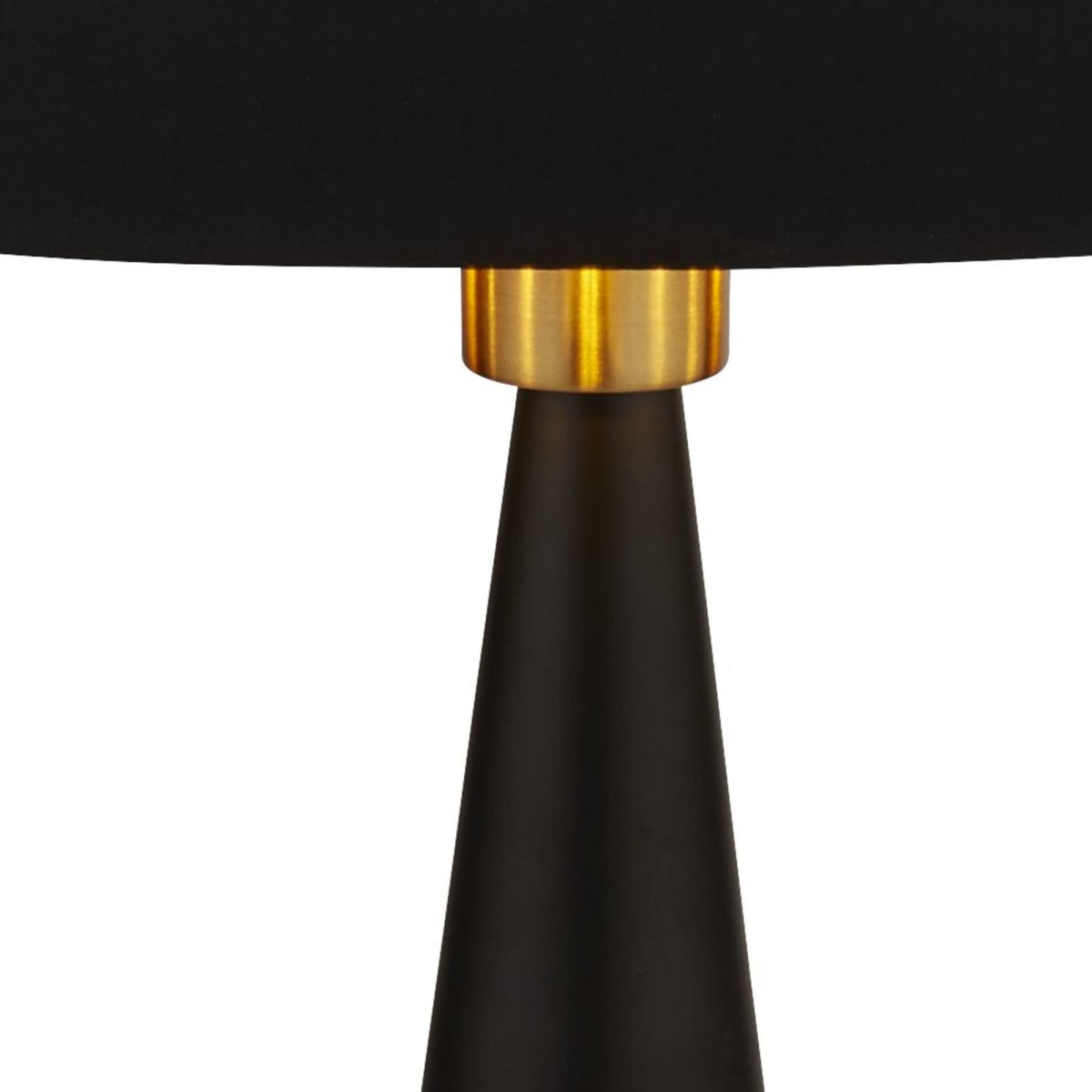 Chloe 40cm Matt svart bordlampe Fra Searchlight - Denne moderne bordlampen utstråler eleganse med sin koniske design og luksuriøse kombinasjon av svart og gull.