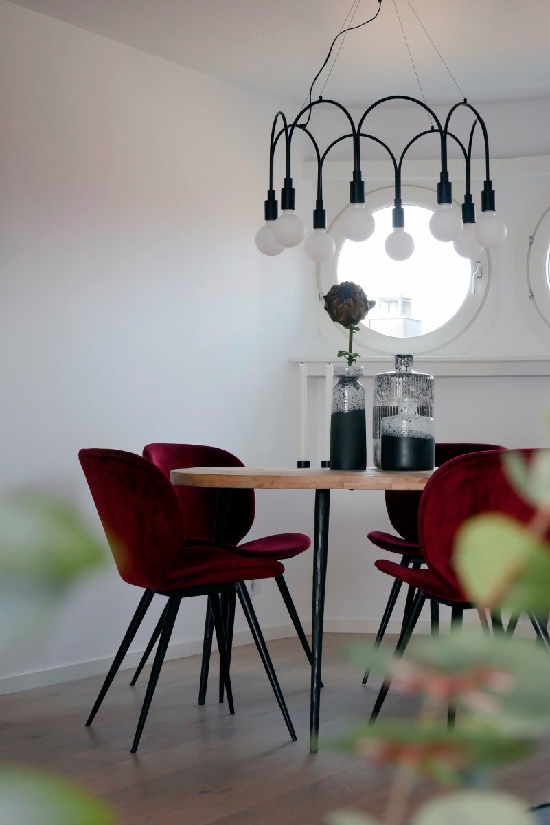 Arch Ø70 Svart Taklampe Fra Globen Lighting - Arch har to bueformede armer i matt sort metall og leveres med transparent kabel (300 cm) og ledninger.